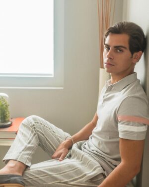 Jake T. Austin Instagram - “A Jake of All Trades”. Comment and lmk what skill you want to cultivate in 2021. And the link to my latest interview is in my Story Highlight ⬆️📲📝

💻: @hnmagazine
👔: @asos_man
📷: @mitchdao.photos