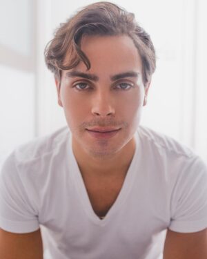 Jake T. Austin Instagram - ¿Como está España ? I know this hasn’t been a “regular” Summer and I wanted to catchup with all of you. My conversation with @primerafilarevista is linked in my IG Story Highlight. BTW, this photo was a quick snapshot taken in my stairway by @mitchdao.photos and I did my own hair using Oribe (@oribe) and skincare by Kiehl’s (@kiehls ). Even in trying times, creativity can grow... just let the light in. #summer2020 #movingforward