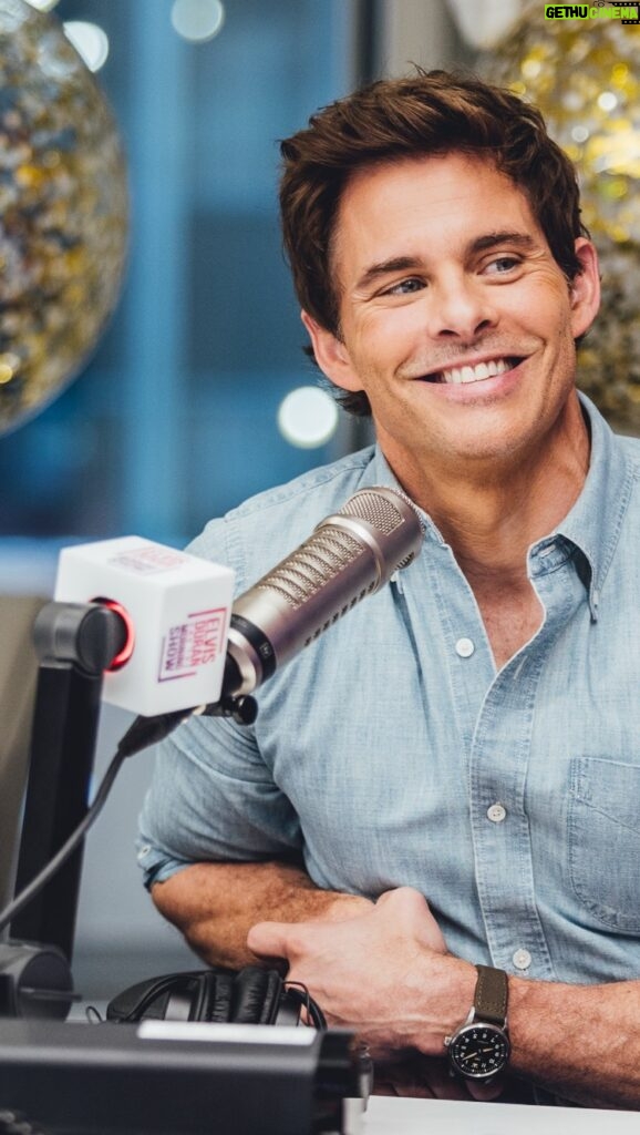 James Marsden Instagram - @james_marsden is fabulous in #JuryDuty on @amazonfreevee 👨‍⚖️📺 Can’t believe they had to present to be in court for that long!! 😂😂😂 Full 🎥 interview at the Link In Bio! #JamesMarsdenOnElvis in our @mercedesbenzusa interview lounge! Elvis Duran Show