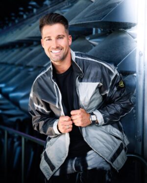 James Maslow Instagram - Milwaukee!! It’s been a while since I’ve been here, and I’m super excited to hang with you all at tonight’s show! Drop a comment below if I’m going to be seeing you at the show 🎸⚡️

📸 @aarongatewoodx