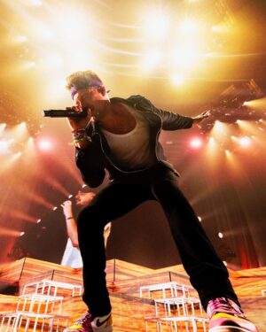 James Maslow Instagram - ORLANDO!! It feels damn good to be back… 

Comment your fav show this summer, and let me know if I’m gonna see you TONIGHT 👇🏻

📸 @aarongatewoodx  @parisvisone