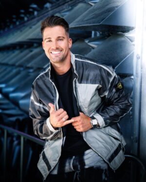James Maslow Instagram - Milwaukee!! It’s been a while since I’ve been here, and I’m super excited to hang with you all at tonight’s show! Drop a comment below if I’m going to be seeing you at the show 🎸⚡️

📸 @aarongatewoodx