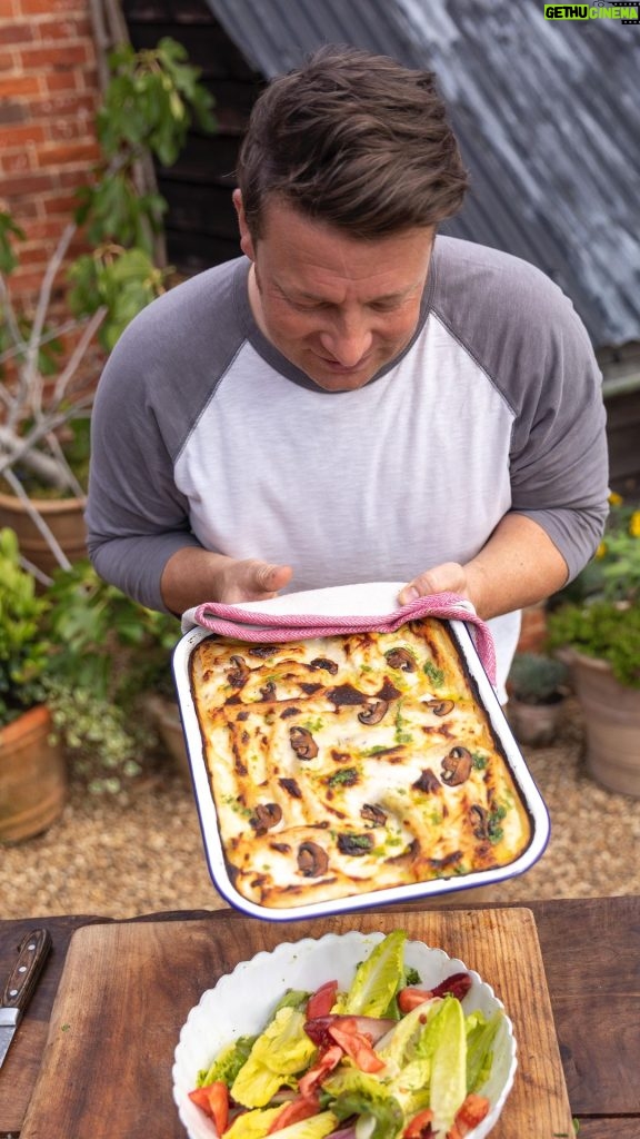 Jamie Oliver Instagram - I’ve always been pretty chuffed with this cannelloni filling technique ha ha who’s tried it ?? The mushroom filling with sweet leeks, onions and gorgeous creamy cheese sauce is a great one if you’re trying to reduce your meat intake. And for all the meat lovers out there trust me when I say you really won’t miss it in this dish ! Recipe link as always in my bio x x #cannelloni #weekendvibes #dinnerideas