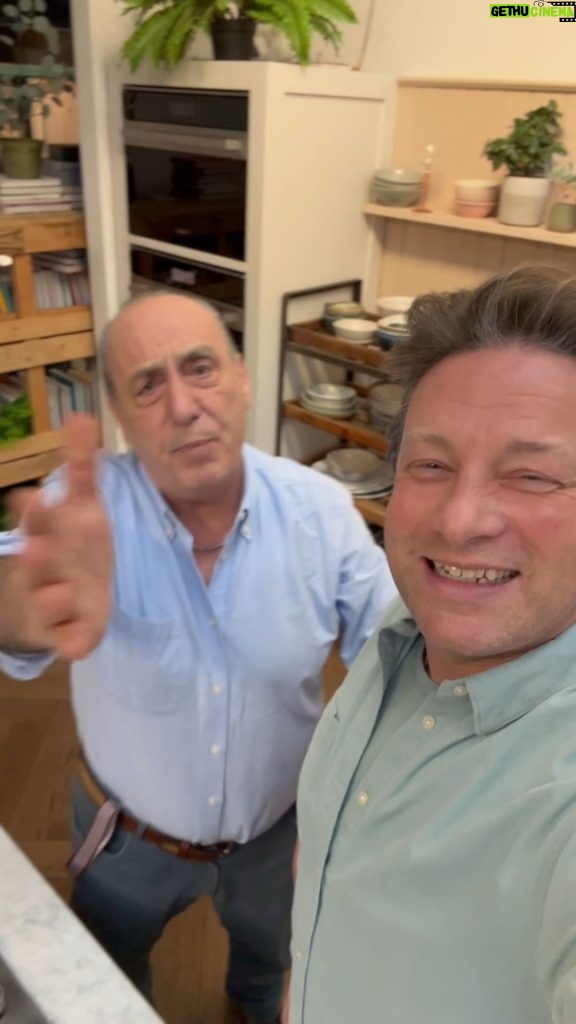 Jamie Oliver Instagram - HAPPY NEW YEAR 🎉🎉🎉 can't think of a better person to ring in the New Year with @gennarocontaldo ha ha BIG LOVE x x x x