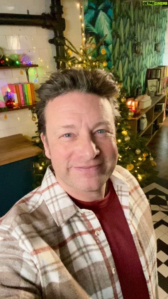 Jamie Oliver Instagram - From me and mine to you and yours MERRY CHRISTMAS !!! Enjoy your day however you're spending it. Eat all the good food and drink all the good drinks. Cheers and big love 🍻 x x x x