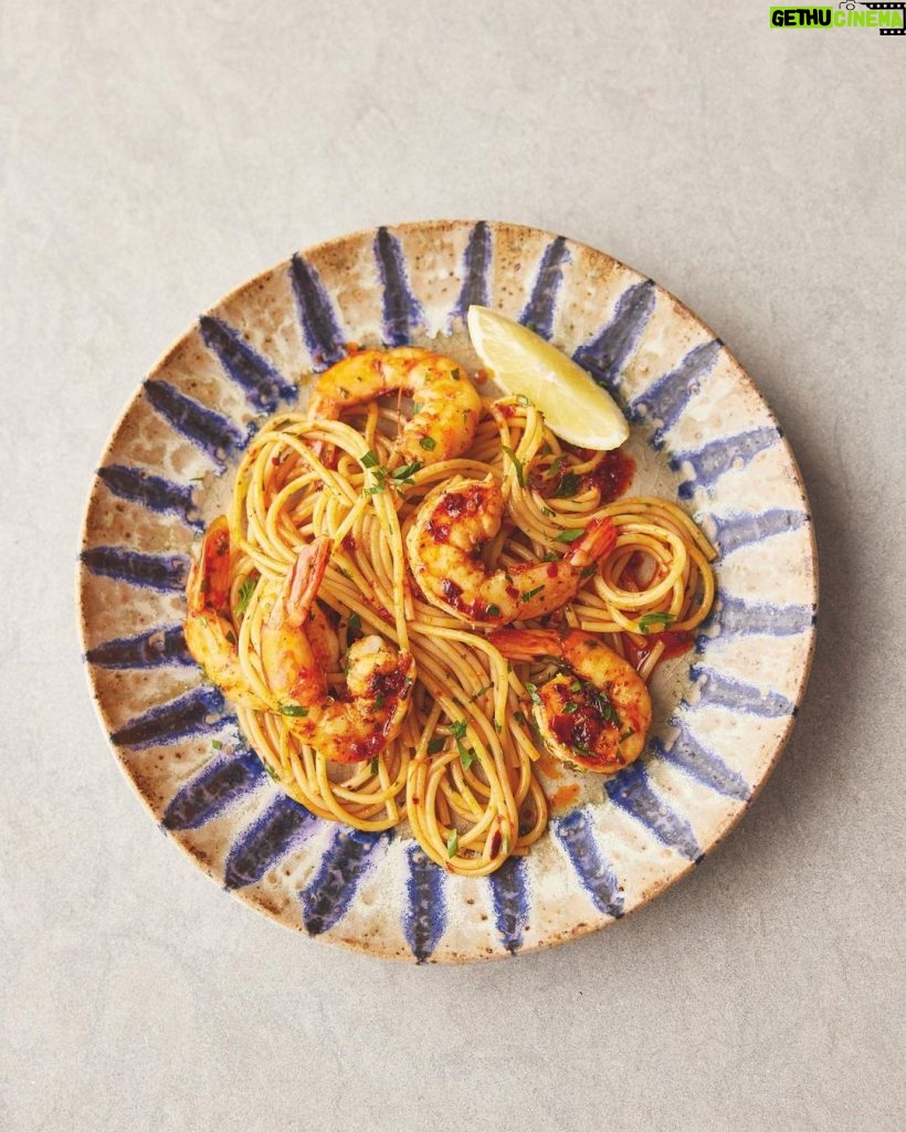 Jamie Oliver Instagram - Fancy some quick & easy mealtimes in 30 minutes or less....well look no further you lovely lot ! Hit the link in my bio for everything from flavour-packed pastas to one-pot wonders. This really is easy cooking at its best !! AND every recipe is shown in both US and metric measurements.....yep I’ve got you, big love x x x #5ingredientsmed #quickandeasy #dinnerideas