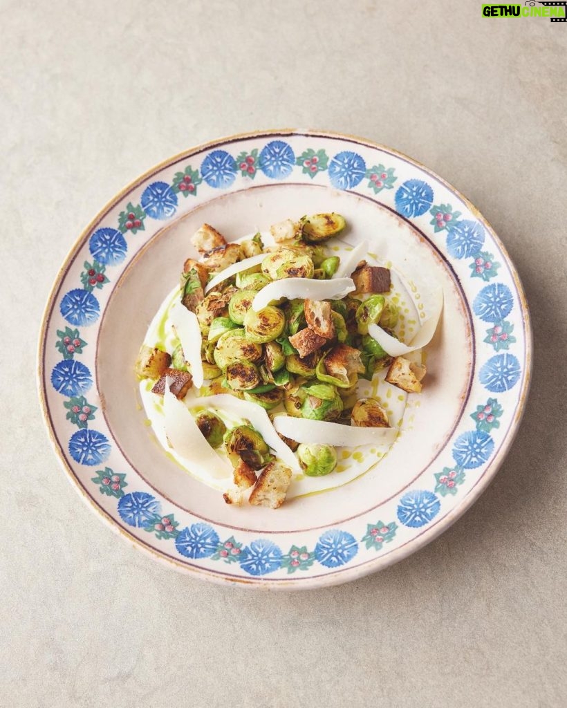 Jamie Oliver Instagram - Fancy some quick & easy mealtimes in 30 minutes or less....well look no further you lovely lot ! Hit the link in my bio for everything from flavour-packed pastas to one-pot wonders. This really is easy cooking at its best !! AND every recipe is shown in both US and metric measurements.....yep I’ve got you, big love x x x #5ingredientsmed #quickandeasy #dinnerideas
