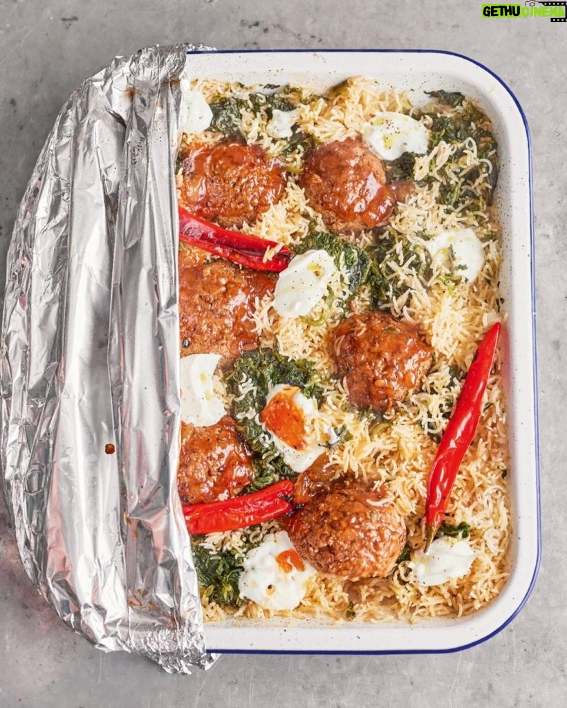 Jamie Oliver Instagram - If like me you’re a super busy parent I’ve created a brilliant 4 week budget friendly meal plan !! It’s a proper game changer this and a great way to start your 2024. It’s packed with loads of warming comforting recipes to help you save money, reduce waste and enjoy properly delicious food !! What are you waiting for hit the link in my bio to get it now x x x #budgetfriendly #dinnerideas #recipes