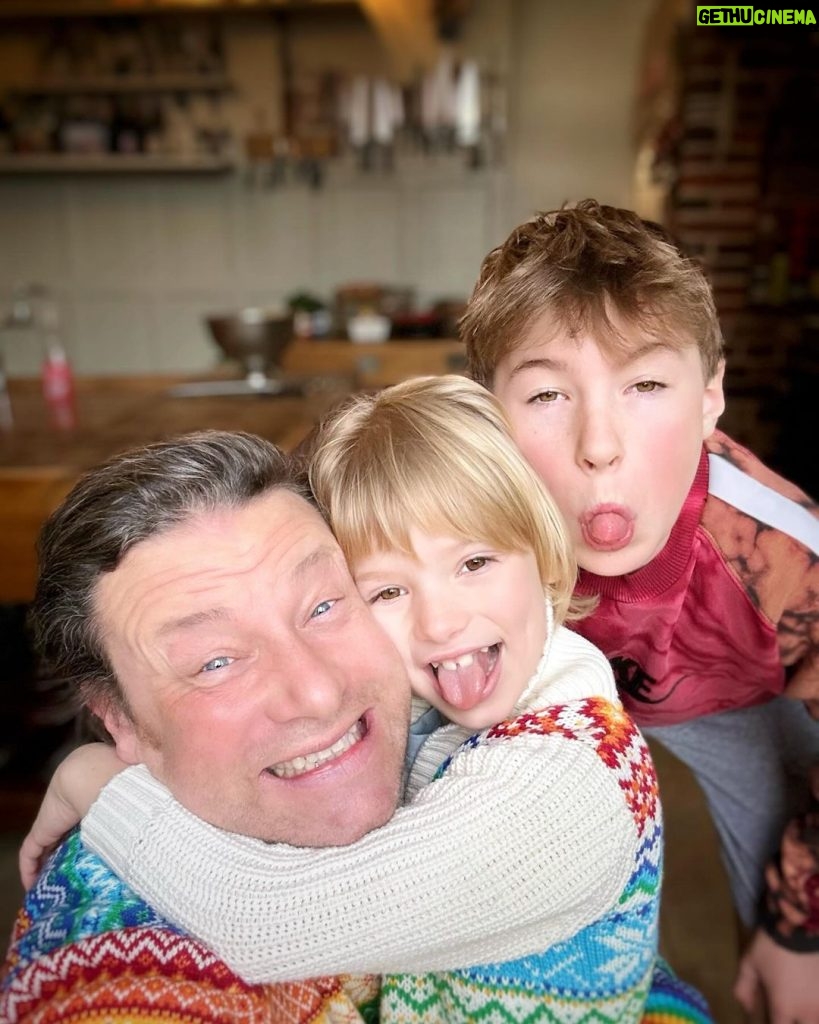 Jamie Oliver Instagram - I want to wish you all a very Merry Christmas Guys. Sending loads of love and good vibes from the Oliver family . Grateful for all of my friends and family and the turkey, that’s resting about to be carved. Big love guys, Jamie and the O gang xxxxxxxxxxxx
