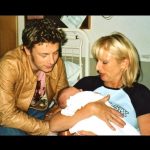 Jamie Oliver Instagram - Happy Mother’s Day to all mums out there but of course my own shining sparkling star my mum Sally Oliver ♥️ thanks mum you are amazing and I love you so much thanks for all the good times….I’m always so grateful for a loving childhood and wonderful memories…..love you mum ….see you soon jox x x Happy Mothers Day