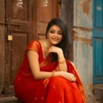 Janani Iyer Instagram - CAPTION this! ⬆️ Saree- @thepallushop Jewellery- @adorebypriyanka Shot by @murlee_photography Team @vb_views @vignesh_venkadesan @pradeepwilliams05