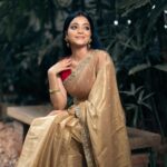 Janani Iyer Instagram - Happy Deepavali to you and your family! May this year's Deepavali be the most sparkling and unforgettable one for you. ✨🪔 Make up- @salomirdiamond Hair- @yuvarsmakeupartist Photographer- @parvathamsuhasphotography Saree - @varvidesigns Jewellery- @sagunthalajeweller Location- @lafayette.in