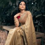 Janani Iyer Instagram - Happy Deepavali to you and your family! May this year's Deepavali be the most sparkling and unforgettable one for you. ✨🪔 Make up- @salomirdiamond Hair- @yuvarsmakeupartist Photographer- @parvathamsuhasphotography Saree - @varvidesigns Jewellery- @sagunthalajeweller Location- @lafayette.in