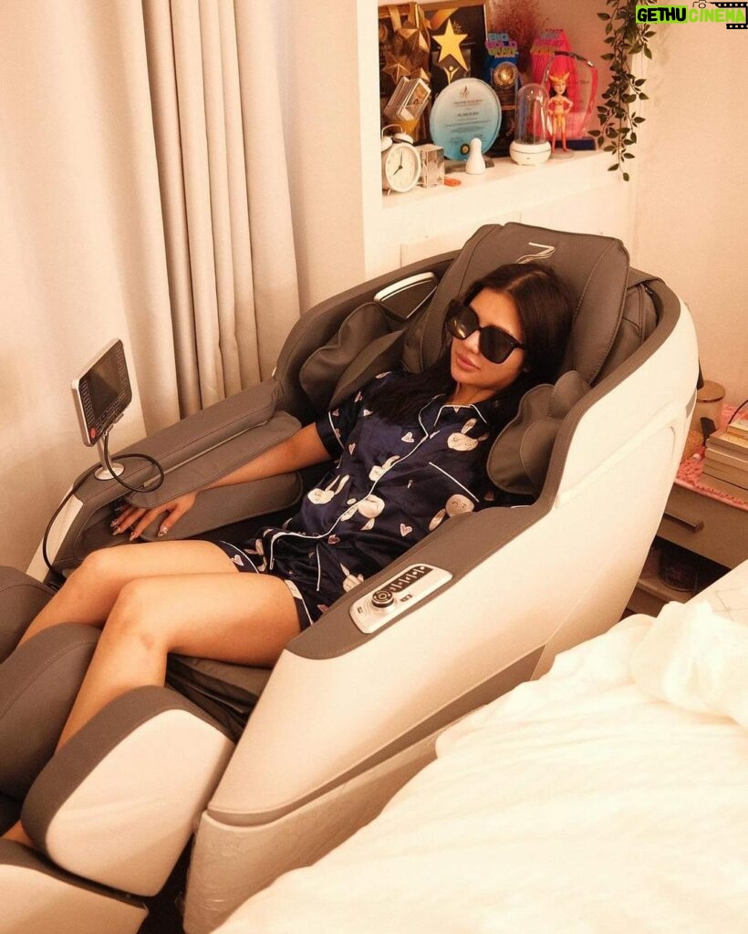 Jane De Leon Instagram - Mellow out and pamper yourself with the Zion Massage Chair! #ZionMassageChair @zion.philippines