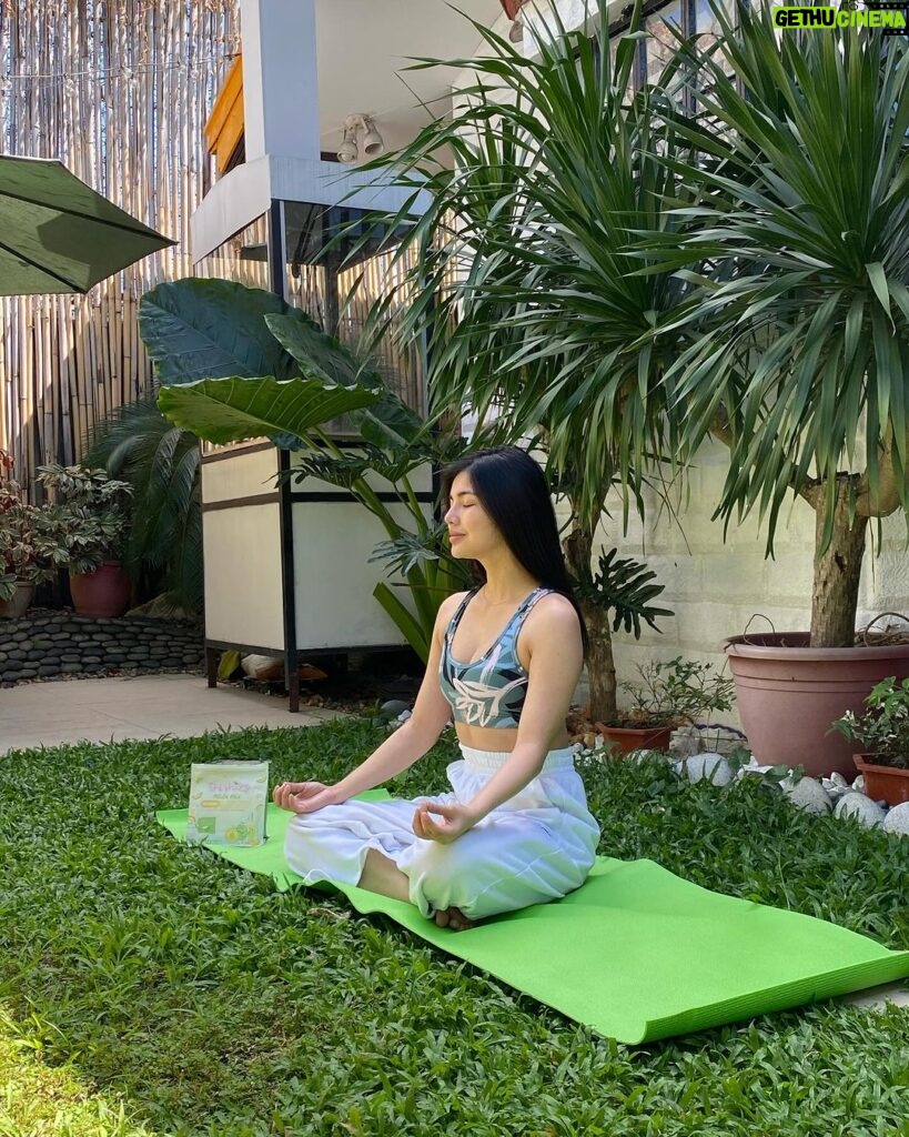 Jane De Leon Instagram - After weeks of work & traveling, it feels so good to be back on my mat. 🧘‍♀️ One thing I never forget to bring with me is my favorite, collagen drink, Freshies Melon. It helps me relieve my anxieties, stay focused on my intentions and clear my headspace. I am now ready to conquer the day and have a more productive week ahead. 💛💚 @freshiesph