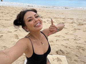 Janel Parrish Instagram - Home in Hawaii for Christmas part 1 🥰 Mele Kalikimaka! 🤙🏻