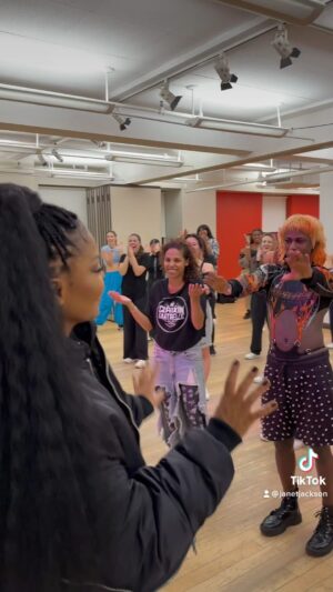 Janet Jackson Instagram - Surprised the kids at @bdcnyc! Excited to pick one of u to dance with me at my Madison Square Garden show! Looking forward to seeing all of u there 🤗

#TogetherAgainTour 🫶🏽