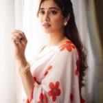 Janhvi Kapoor Instagram - 🌹