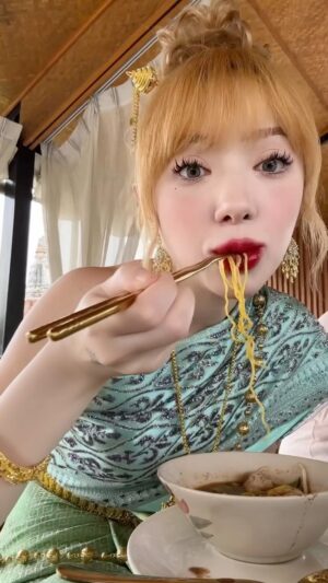 Jannine Parawie Weigel Instagram - ตะเกียบ❌ ไม้ตีกลอง✅ ความสำรวมออเจ้าเป็นศูนย์ เพราะกินอะไรก็หกหมด55555