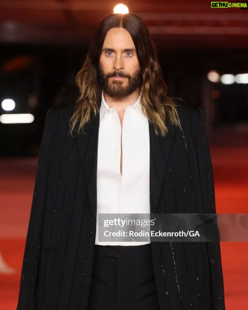 Jared Leto Instagram - Academy Museum Gala 🖤❤️ @givenchy @gaspargloves 📸: Getty Images / Rodin Eckenroth/GA Grooming: @lucyhalperin Styling: @theadamballheim