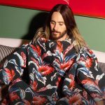Jared Leto Instagram - Thx to everyone supporting the new album 🙏🏼 Hope you are loving it 🕺🏻🌹 📸 @rollingstoneitalia 🕺🏻 @maisonmargiela @prada @balmain PHOTOGRAPHER: @giuliabersani INTERVIEW: @costantinodellagherardesca EDITOR in CHIEF: @alessandro.giberti MUSIC CONTENT EDITOR: @claudiotodesco PRODUCER: @mros77 BUSINESS DEVELOPMENT MANAGER: @bsidematte PRODUCTION COORDINATOR: @ninniknowsnothing ART DIRECTOR: @mindglass x @leftloft.design FASHION EDITOR: @francescapiovano Look 1: Maison Margiela Look 2: Prada Look 3: Balmain TALENT LABEL: @universalmusicitalia @virginrecordsita TALENT LABEL PUBLICIST: Giacomo Vitali @jj_jack4 MAKE – UP ARTIST: @maddalenabrandomakeup x @makingbeauty.management STYLIST ASSISTANT: @mica_montgomery PHOTOGRAPHER ASSISTANT: @now_emi