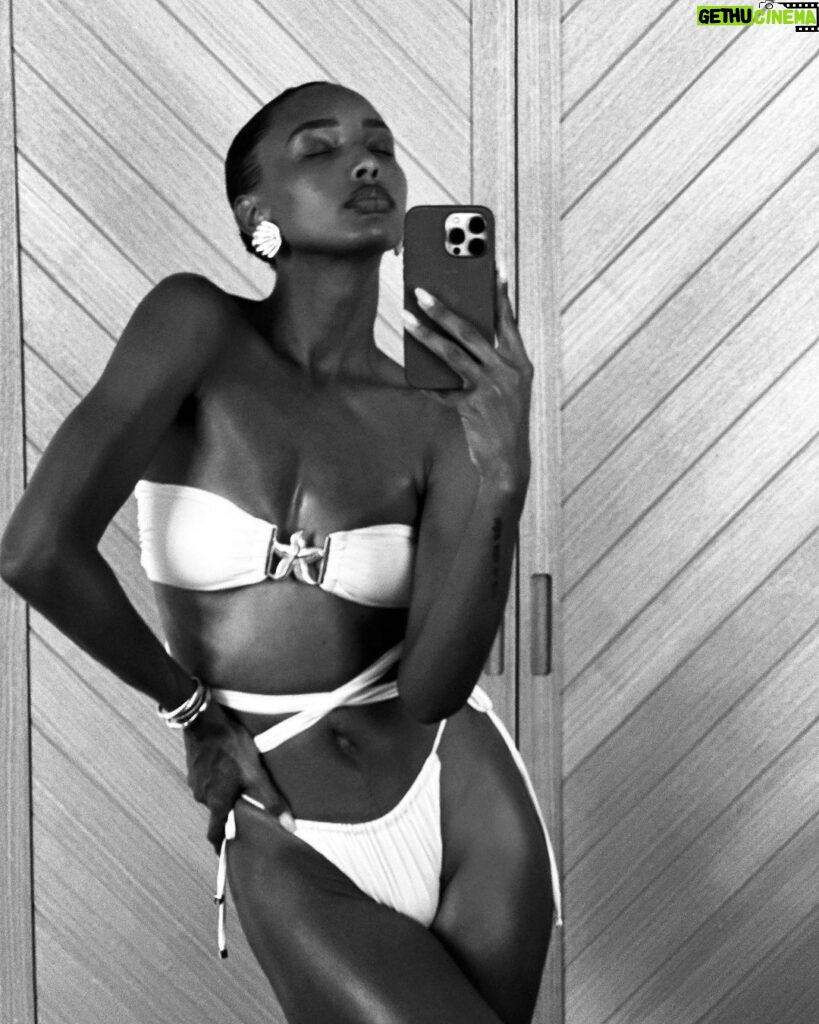 Jasmine Tookes Instagram - Missing the Maldives 🌞 @novamaldives