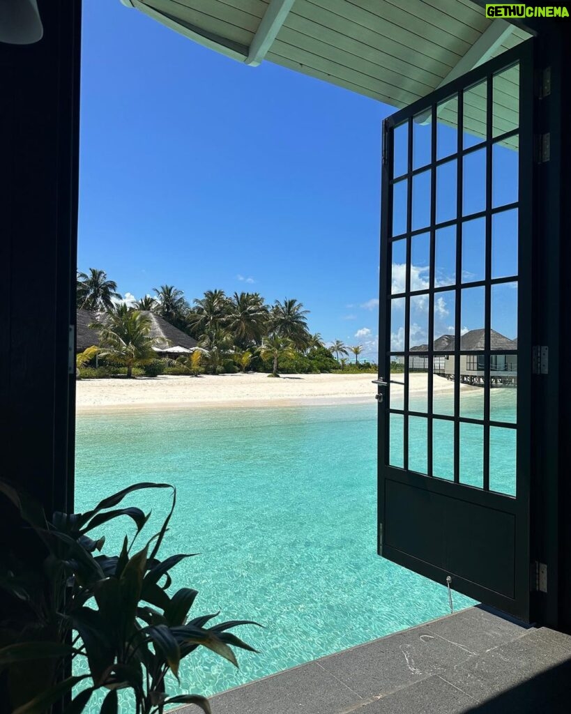 Jasmine Tookes Instagram - Make me lose my breath 🌊 Maldives Island