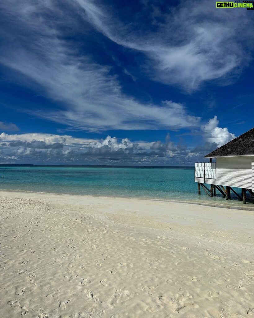 Jasmine Tookes Instagram - Make me lose my breath 🌊 Maldives Island