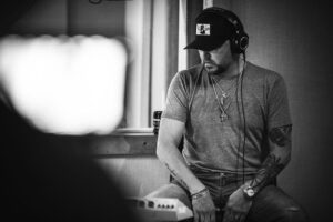 Jason Aldean Instagram - Today was the first day of recording the new album. Always a blast when we start making new music together. Love all these guys who have played on pretty much everything with me since the beginning. Album #11 Let’s fuckin GET IT!!!!!!! 💿. 
📸: @justinmrusek