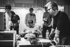 Jason Aldean Instagram - Today was the first day of recording the new album. Always a blast when we start making new music together. Love all these guys who have played on pretty much everything with me since the beginning. Album #11 Let’s fuckin GET IT!!!!!!! 💿. 
📸: @justinmrusek