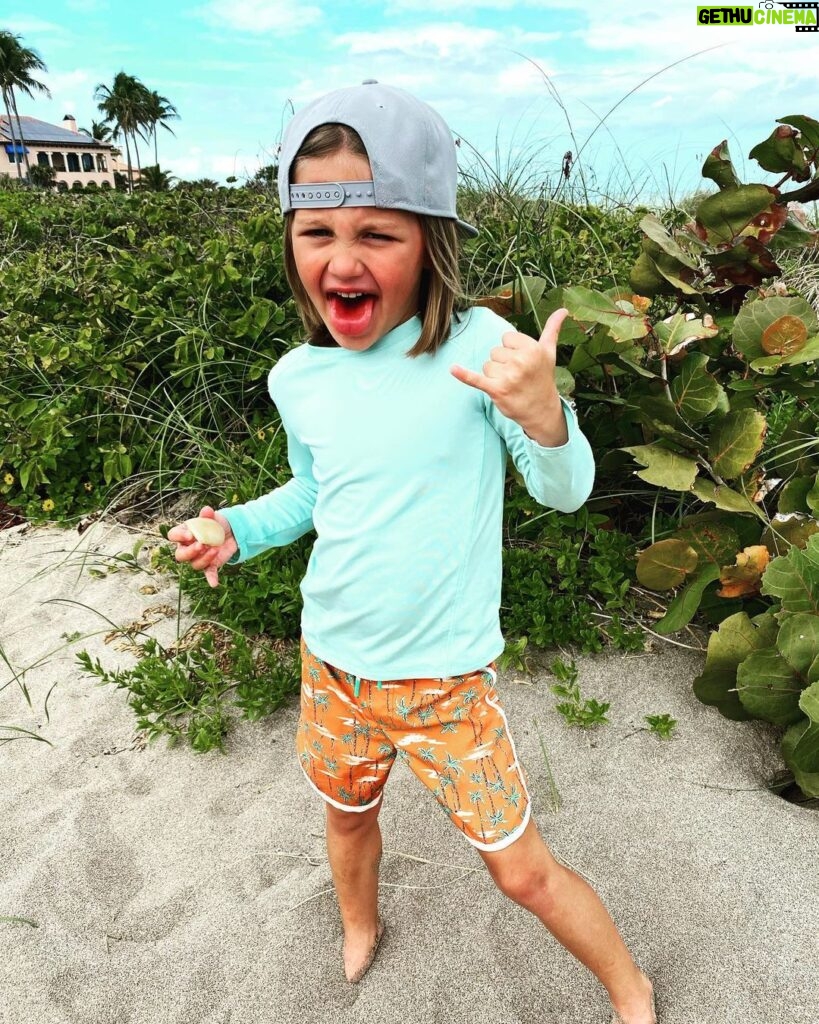 Jason Aldean Instagram - But are you Memphis hanging on the beach cool tho? 🌊 🏝️ 🐚 🤙🏼 #MemphisAldean