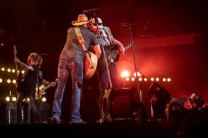 Jason Aldean Instagram - Sometimes you just have one of those special nights that you will never forget. I had one of those tonight in Oklahoma City. Thank you to a true fucking legend @tobykeith for coming out tonite. Mad respect and u brought the house down big Dawg! 🤙🏼. 📸: @justinmrusek