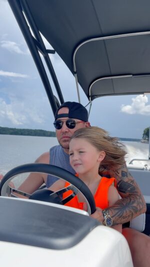 Jason Aldean Instagram - Me and Mems rippin up that GA lake🚤 #backhome 🍑