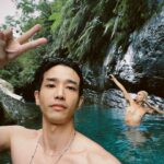 Jasper Liu Instagram - 花蓮好多美麗溪水 來玩的朋友一定要把自己的垃圾帶走哦！ ps.這位金髮男子 他好奇怪…泡泡水靜坐一下吧