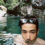 Jasper Liu Instagram - 花蓮好多美麗溪水 來玩的朋友一定要把自己的垃圾帶走哦！ ps.這位金髮男子 他好奇怪…泡泡水靜坐一下吧