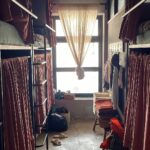 Jasper Liu Instagram - 夜裡忽然的風雨交加。我們住進田都元帥旁的Miaoko hostel 廟口 在五年前我就曾經經過覺得真是可愛的地方。想不到原來是昏鴉的家。哈哈哈哈 世界真的好小 也真是可愛。夜裡以為會大風大雨的卻變得風平浪靜，決定去海邊走走聊聊天。回來的路上卻看到一隻巨大的毛蟹在過馬路？嗯…這一切都太奇妙了。隔天是中元節啊我們就不在海邊待太晚了，早點休息明天起床拜個拜繼續出發吧