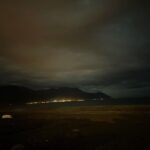 Jasper Liu Instagram - 夜裡忽然的風雨交加。我們住進田都元帥旁的Miaoko hostel 廟口 在五年前我就曾經經過覺得真是可愛的地方。想不到原來是昏鴉的家。哈哈哈哈 世界真的好小 也真是可愛。夜裡以為會大風大雨的卻變得風平浪靜，決定去海邊走走聊聊天。回來的路上卻看到一隻巨大的毛蟹在過馬路？嗯…這一切都太奇妙了。隔天是中元節啊我們就不在海邊待太晚了，早點休息明天起床拜個拜繼續出發吧