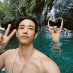 Jasper Liu Instagram - 花蓮好多美麗溪水 來玩的朋友一定要把自己的垃圾帶走哦！ ps.這位金髮男子 他好奇怪…泡泡水靜坐一下吧