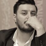 Javad Ezzati Instagram – شخصی به بودا گفت “من خوشبختی می خواهم”
بودا پاسخ داد : نخست “من” را حذف کن که حکایت از نفس دارد ؛ سپس “میخواهم” را حذف کن که حکایت از میل و خواسته دارد… اکنون آنچه که با تو باقی می ماند خوشبختی است……