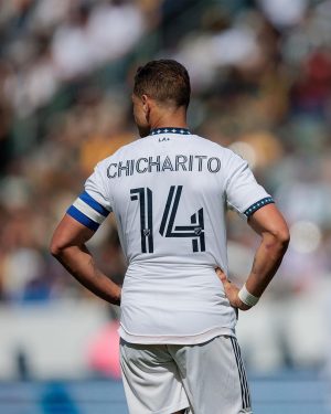 Javier 'Chicharito' Hernández Instagram - La vida se vuelve emocionante cuando te permites cambiar y evolucionar a nuevos retos. 
Gracias a toda la gente que estuvo involucrada en mi camino estos 4 años. 
Gracias por todo @lagalaxy
—
Life becomes exciting when you allow yourself to change and evolve to new challenges. 
Thanks to everyone who was involved in my journey these 4 years. 
Thank you for everything @lagalaxy