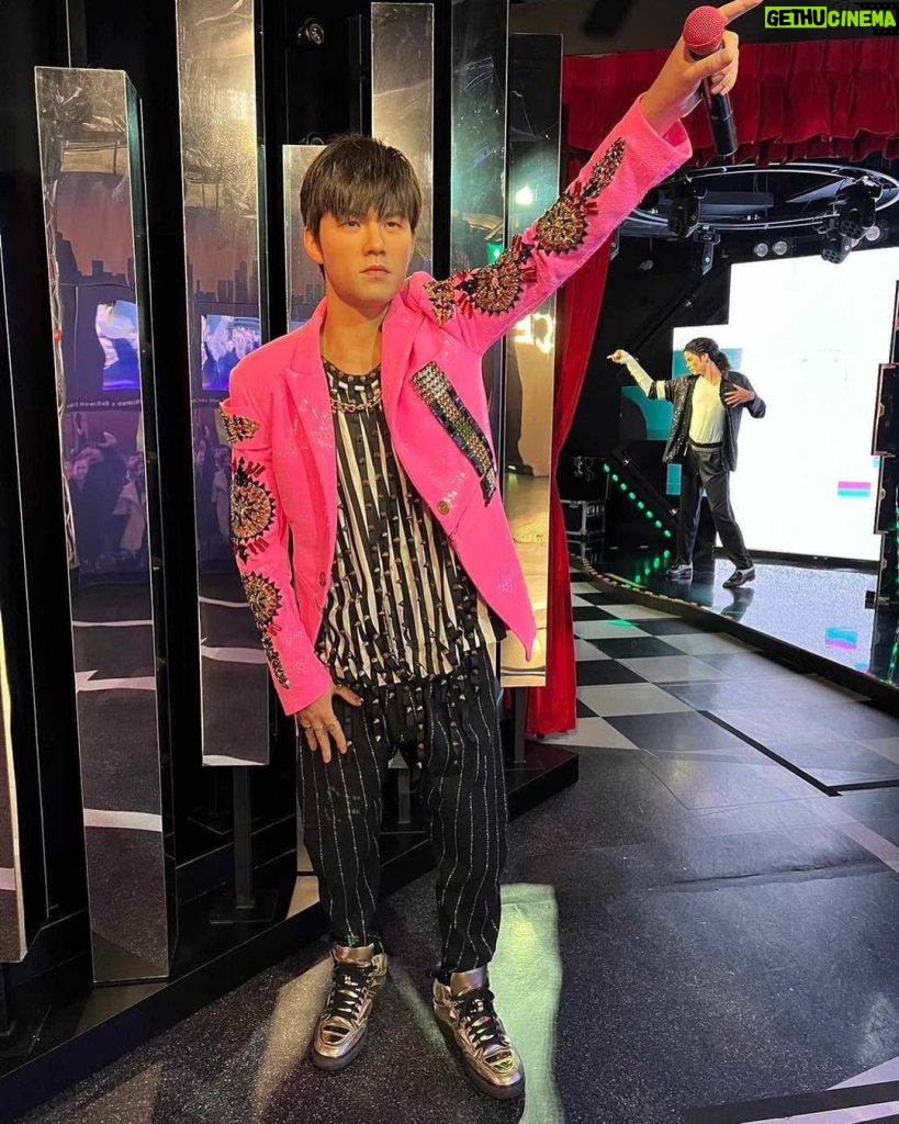 Jay Chou Instagram - 看完演唱會也可以去Bangkok的蠟像館看我喔😂 Did any of you come to Bangkok to visit me at the Madame Tussauds Wax Museum? #我最近有比較瘦 #手上是不是該拿杯🧋 Bangkok, Thailand