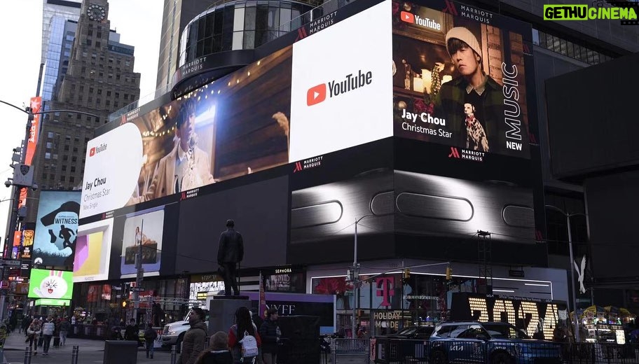 Jay Chou Instagram - If you pass through Times Square, look up and you will see a handsome guy🎅🏻😝on this billboard singing “Christmas Star” 🌟 如果你經過時代廣場 抬頭看一下 有個帥哥在唱聖誕星😝 Jay Chou’s YouTube channel