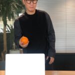 Jee Seok-jin Instagram - 오렌지 쥬스 먹는 방법 ㅋㅋ