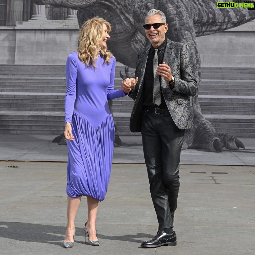 Jeff Goldblum Instagram - We had the best time shooting in the UK, so it was extra special to return to celebrate with cast and crew. “Jurassic World: Dominion” is out June 10th! 🦖😎 London, United Kingdom