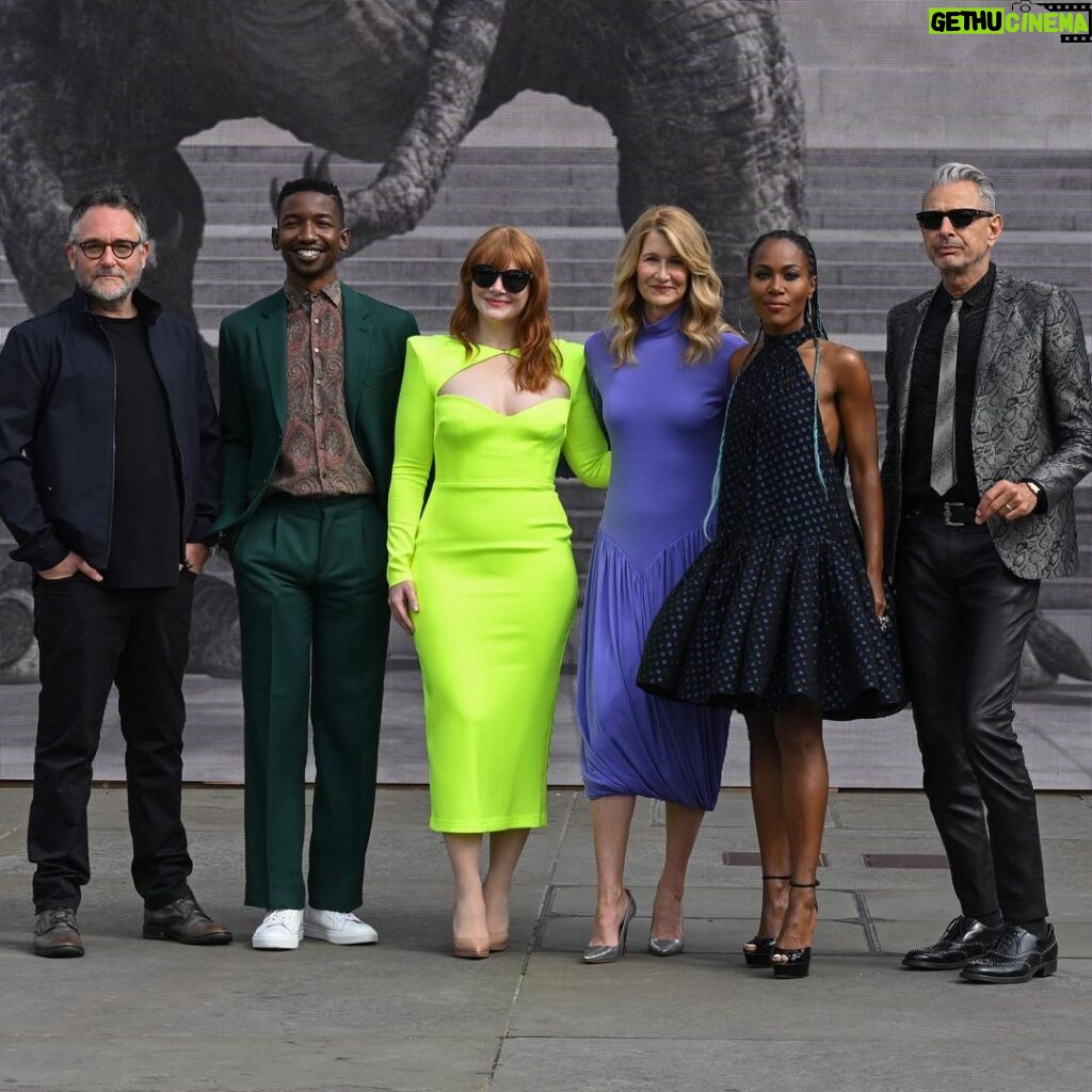 Jeff Goldblum Instagram - We had the best time shooting in the UK, so it was extra special to return to celebrate with cast and crew. “Jurassic World: Dominion” is out June 10th! 🦖😎 London, United Kingdom