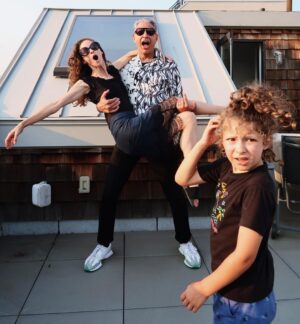 Jeff Goldblum Instagram - Brought the whole family along to work! In NYC shooting Season 5 of @searchpartymax. 🍎💕✨ @emiliegoldblum #CharlieOcean #RiverJoe 📸 @machetebangbang