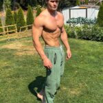 Jeff Seid Instagram - Casual physique update Just enjoying life while being aesthetic 😄 Seattle, Washington