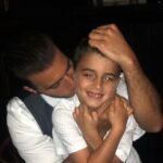 Jencarlos Canela Instagram - 12 años de vida juntos! Te amo mas que la comida de abuela y tú sabes que hay días que te cambiaría por un plato de arroz con frijoles y ropa vieja sin pensarlo dos veces! Tenía 23 cuando naciste un día como hoy hace 12 años. Recuerdo estarte mirando por el vidrio del hospital preguntándome cómo iba a criar un niño si aún me faltaba tanto para aprender a ser hombre. Hoy se que la mejor versión del hombre que soy no hubiera sido posible sin tu llegada. Happy birthday bro I love you more than I could ever put into words.