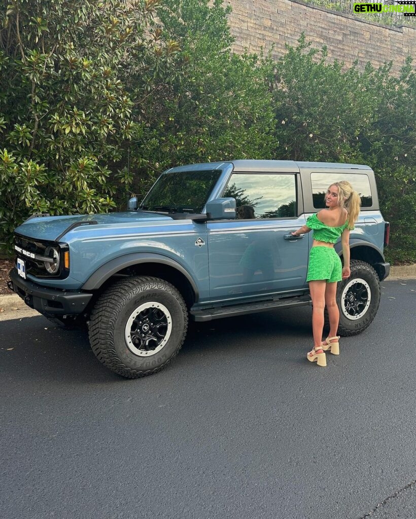 Jenna Davis Instagram - SURPRISE! I BOUGHT MY DREAM CAR A BRONCO😭🥹🩷 I still need to name him tho so plz comment name ideas that start with a B :))) outfit: @revolve Nashville, Tennessee