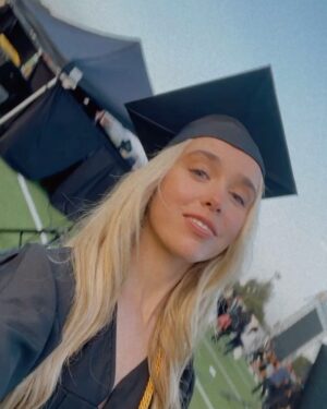 Jenna Davis Instagram - 2022, kiss my class goodbye 🎓